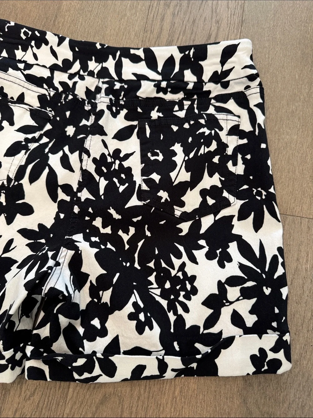 Soft Surroundings Shorts Black‎ White Floral Cuffed Hem Women’s Medium Pockets